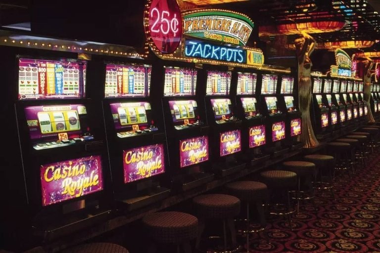 Filipino player browsing jl6 sports and casino categories on mobile